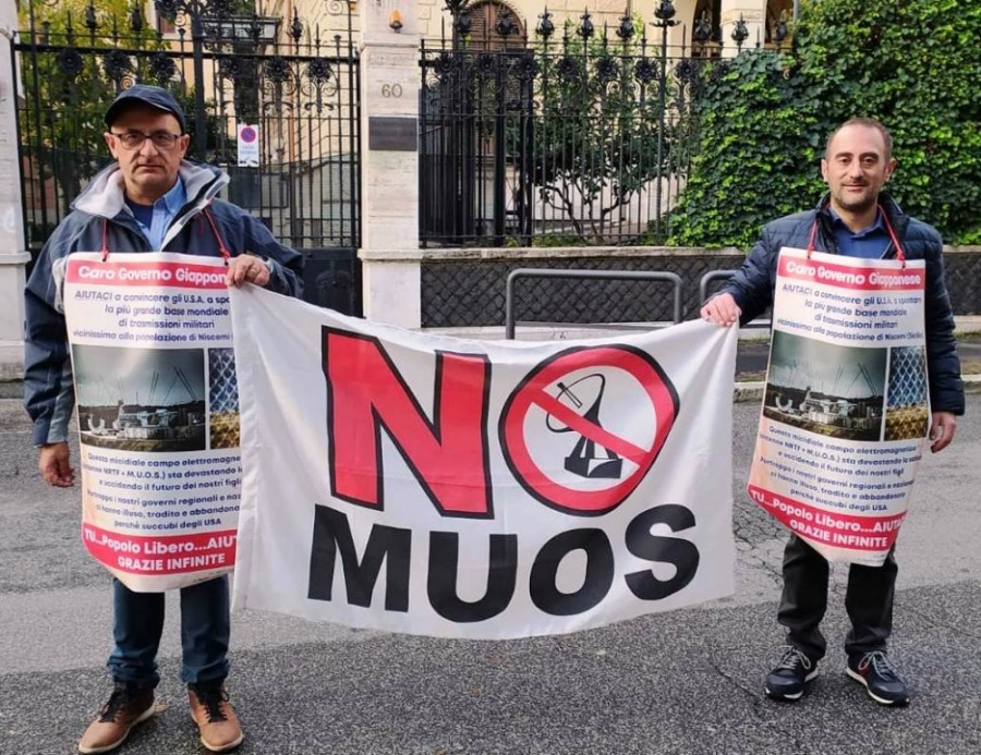 Due niscemesi "No Muos" in sit-in a Roma, per chiedere aiuto all'Ambasciata Giapponese